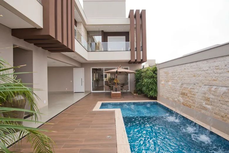 Fachada de residência de alto padrão com piscina, projeto de arquitetura em Rio Brilhante MS