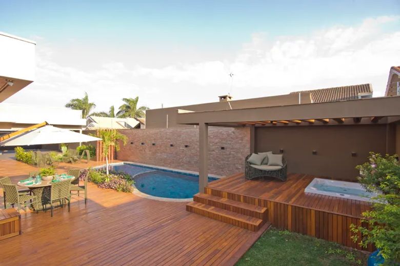 Área externa com piscina de residência de alto padrão, projeto de arquitetura em Rio Brilhante MS