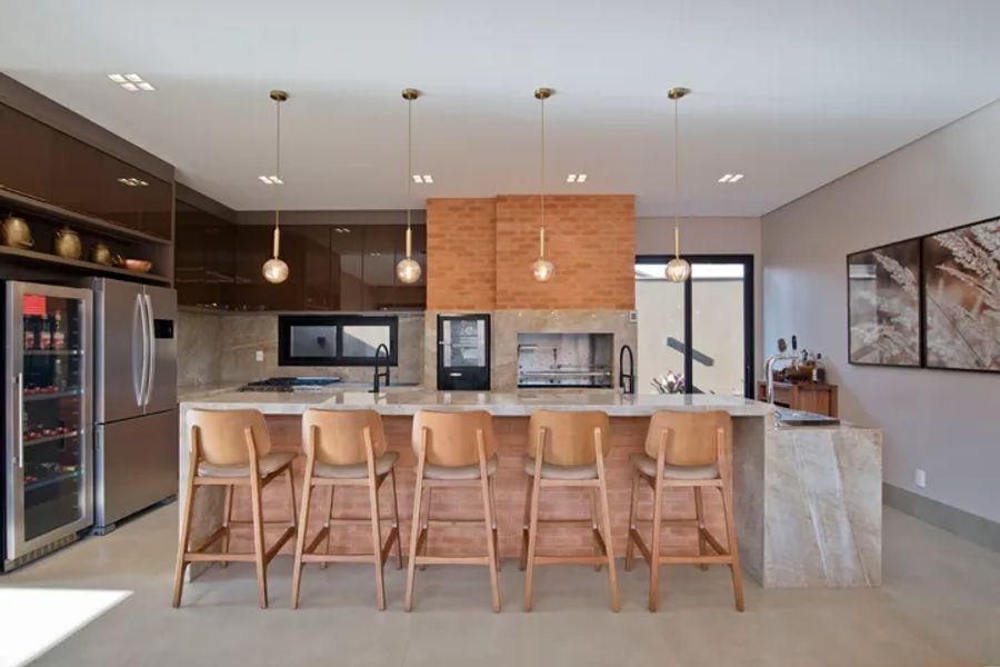 Projeto de arquitetura em Rio Brilhante MS: cozinha gourmet de residência de alto padrão por Juliana Saraiva